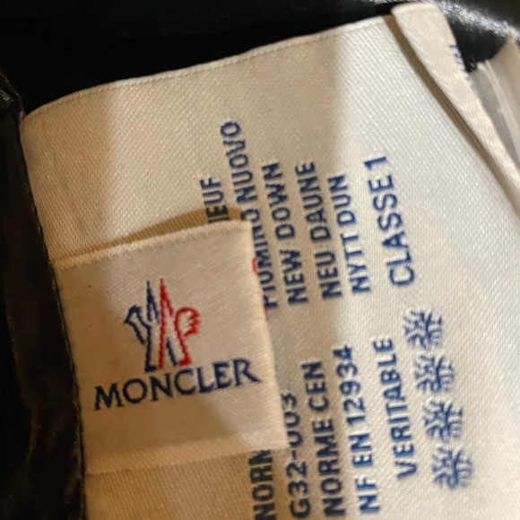 Moncler black jacket. 2 front pockets. Littler pocket on one sleeve with logo. - Picture 8 of 10